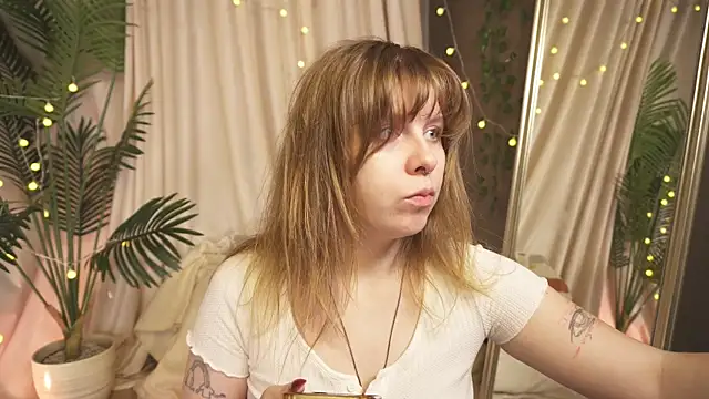 Snapshot of Sense_Of_Rosemary chatting on 10-26-25, 06:08 Sense Of Rosemary online show from 10-26-25, 06:08