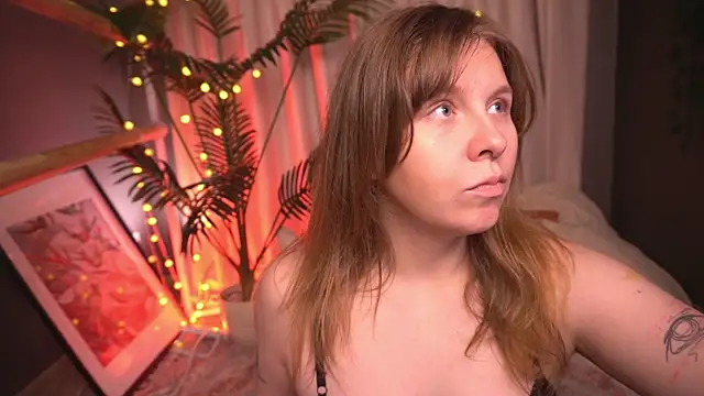 Snapshot of Sense_Of_Rosemary chatting on 11-18-25, 07:24 Sense Of Rosemary online show from 11-18-25, 07:24