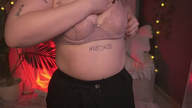 Snapshot of Sense_Of_Rosemary chatting on 12-16-25, 05:45 Sense Of Rosemary online show from 12-16-25, 05:45