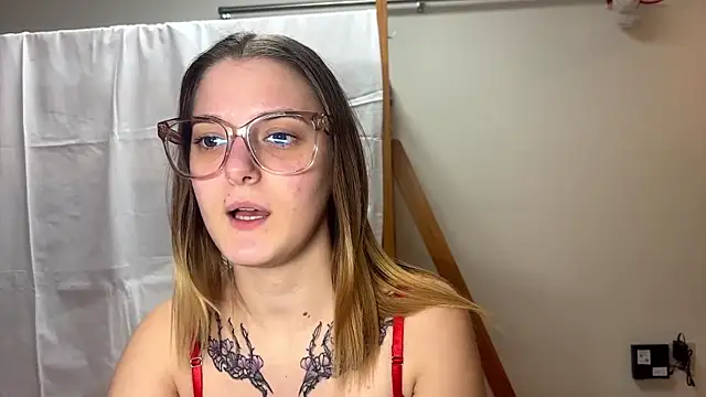 Snapshot of SuzyMiu chatting on 11-11-25, 10:26 SuzyMiu online show from 11-11-25, 10:26