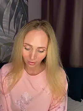 Snapshot of Affectionate_lady chatting on 10-17-25, 09:28 Affectionate lady online show from 10-17-25, 09:28