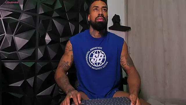 Snapshot of OstinDaniels chatting on 10-31-25, 10:11 OstinDaniels online show from 10-31-25, 10:11