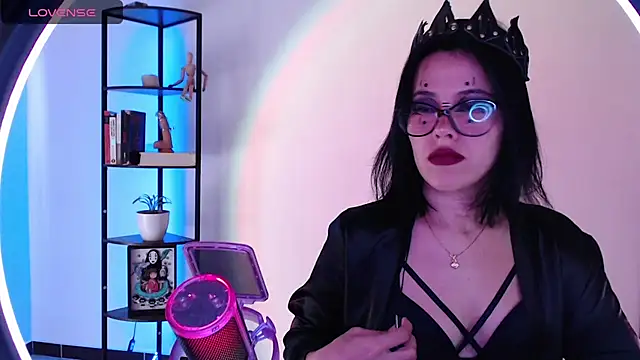 Snapshot of girldom chatting on 10-14-25, 04:30 girldom online show from 10-14-25, 04:30