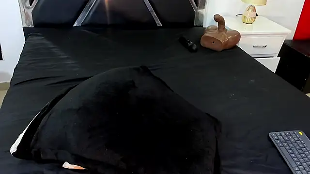 Michelle Lewis  online show from 10-23-25, 12:15