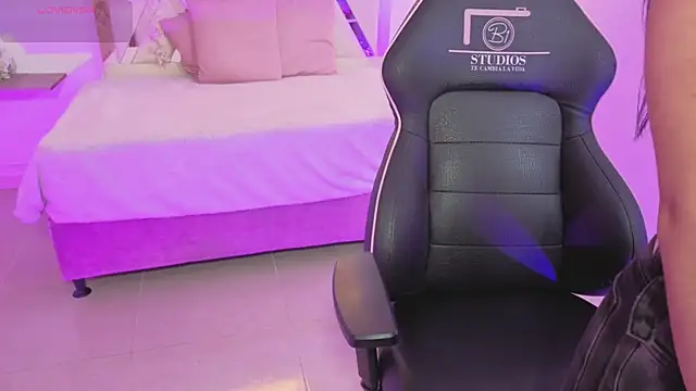 ZURY TAY online show from 10-25-25, 11:40