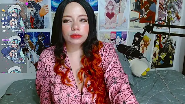 Snapshot of Lil-La chatting on 10-08-25, 11:19 Lil-La online show from 10-08-25, 11:19