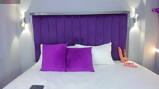 Snapshot of ElaraDusk chatting on 10-10-25, 04:44 ElaraDusk online show from 10-10-25, 04:44