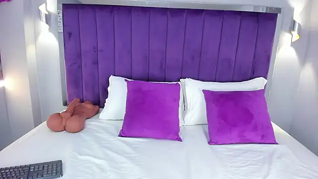 Snapshot of ElaraDusk chatting on 10-22-25, 04:46 ElaraDusk online show from 10-22-25, 04:46