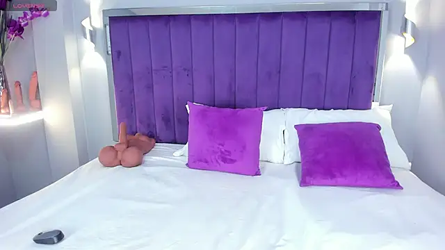 Snapshot of ElaraDusk chatting on 10-24-25, 04:31 ElaraDusk online show from 10-24-25, 04:31