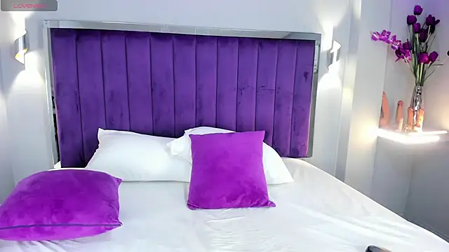 Snapshot of ElaraDusk chatting on 10-25-25, 04:31 ElaraDusk online show from 10-25-25, 04:31