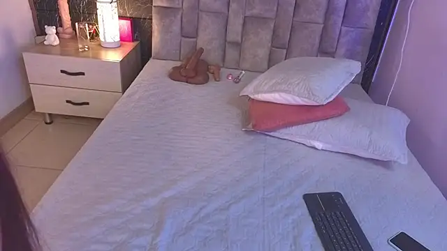 emmi collinss online show from 10-04-25, 07:34