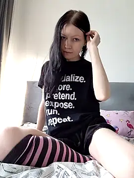 Snapshot of DragonFoxie chatting on 10-19-25, 11:00 DragonFoxie online show from 10-19-25, 11:00