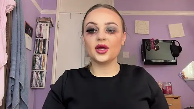 Snapshot of SexySashaxox chatting on 10-31-25, 01:23 SexySashaxox online show from 10-31-25, 01:23