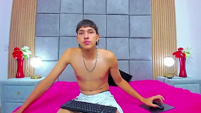 Snapshot of ChanellandMax chatting on 09-17-25, 01:02 ChanellandMax online show from 09-17-25, 01:02