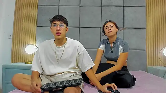 Snapshot of ChanellandMax chatting on 11-19-25, 07:25 ChanellandMax online show from 11-19-25, 07:25