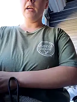 Snapshot of countrymomma chatting on 10-15-25, 01:44 countrymomma online show from 10-15-25, 01:44