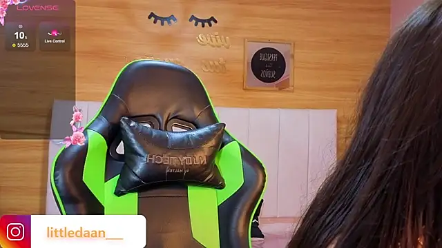 Abril Velvet a  online show from 12-19-25, 12:34