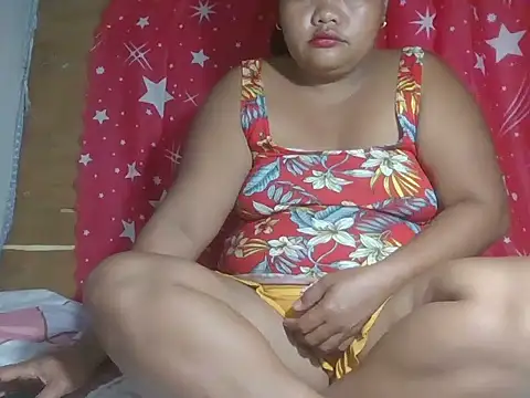 Snapshot of hot_mom13 chatting on 11-18-25, 05:06 hot mom13 online show from 11-18-25, 05:06