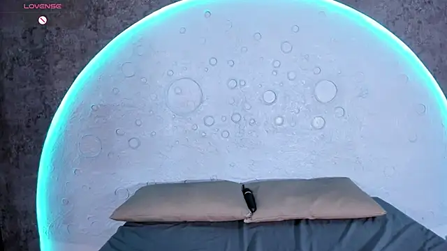 ReinaChloe online show from 09-11-25, 04:40