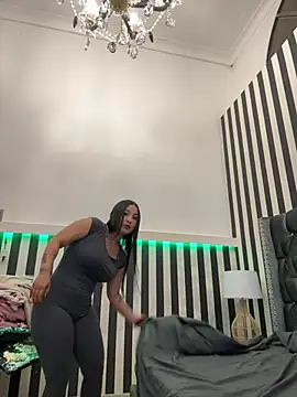 Snapshot of ReinaChloe chatting on 06-10-26, 03:50 ReinaChloe online show from 06-10-26, 03:50