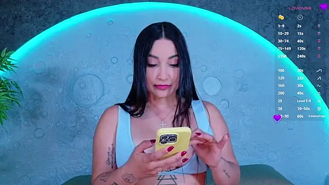 Snapshot of ReinaChloe chatting on 06-20-26, 04:21 ReinaChloe online show from 06-20-26, 04:21