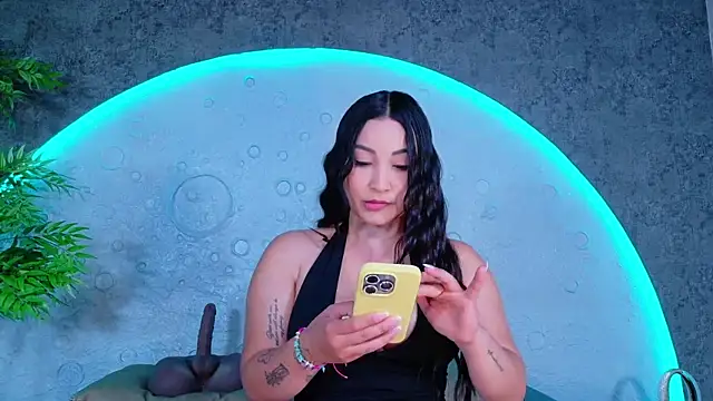 Snapshot of ReinaChloe chatting on 07-01-26, 04:29 ReinaChloe online show from 07-01-26, 04:29
