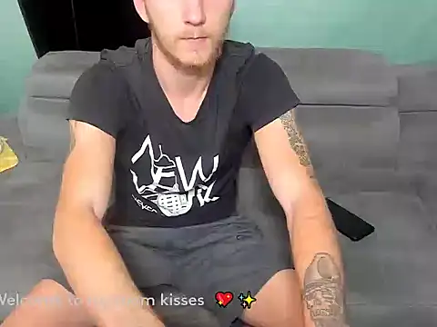 Snapshot of HugeDickFuck chatting on 11-11-25, 11:27 HugeDickFuck online show from 11-11-25, 11:27