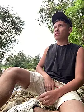 Snapshot of elfernh chatting on 12-17-25, 01:17 elfernh online show from 12-17-25, 01:17