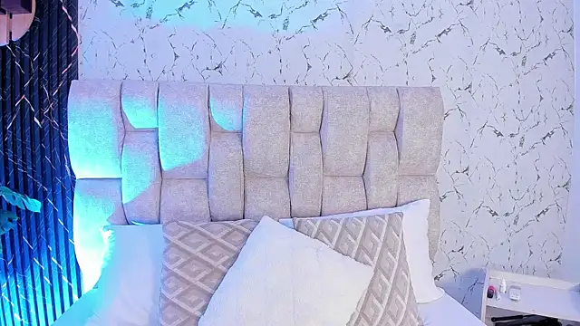 Laura Ivy online show from 04-11-26, 12:42