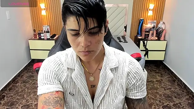 Snapshot of KAROLLJONES1 chatting on 09-18-25, 02:35 KAROLLJONES1 online show from 09-18-25, 02:35