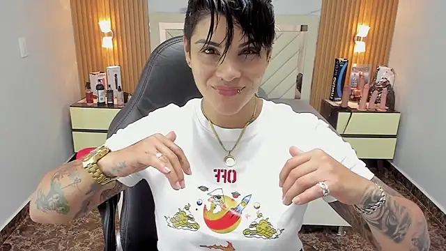 Snapshot of KAROLLJONES1 chatting on 09-25-25, 02:37 KAROLLJONES1 online show from 09-25-25, 02:37