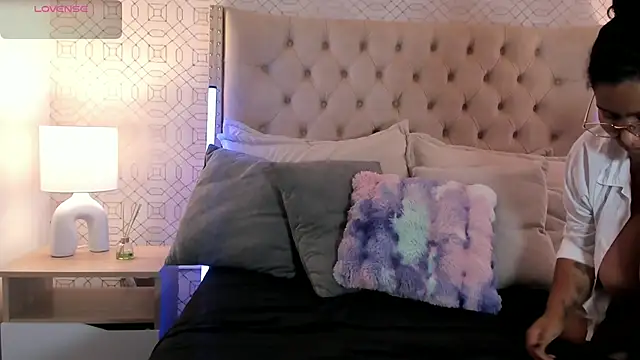 BellaNixs online show from 11-16-25, 03:23