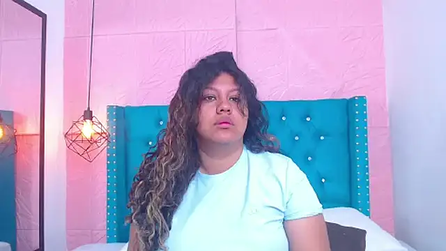 Snapshot of CloeStron chatting on 10-02-25, 10:22 CloeStron online show from 10-02-25, 10:22