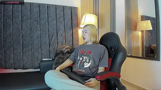 Snapshot of rubby_lux chatting on 11-21-25, 05:11 rubby lux online show from 11-21-25, 05:11