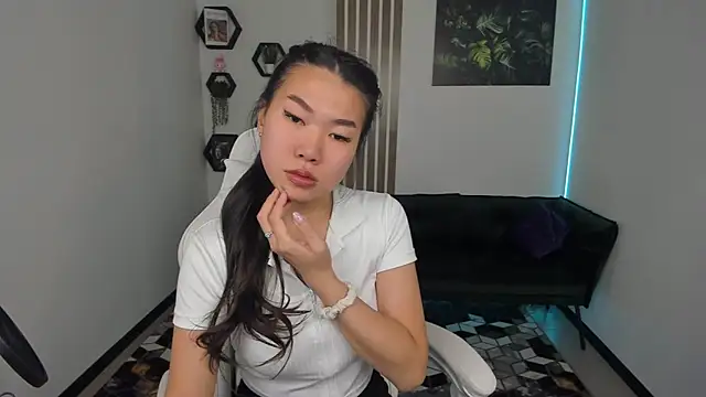 Snapshot of LunaPurrr chatting on 10-18-25, 02:36 LunaPurrr online show from 10-18-25, 02:36