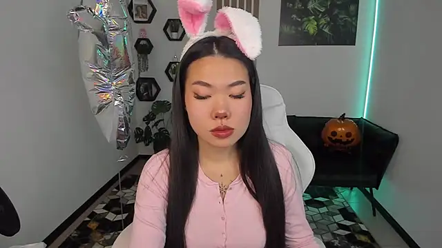 Snapshot of LunaPurrr chatting on 10-28-25, 11:40 LunaPurrr online show from 10-28-25, 11:40