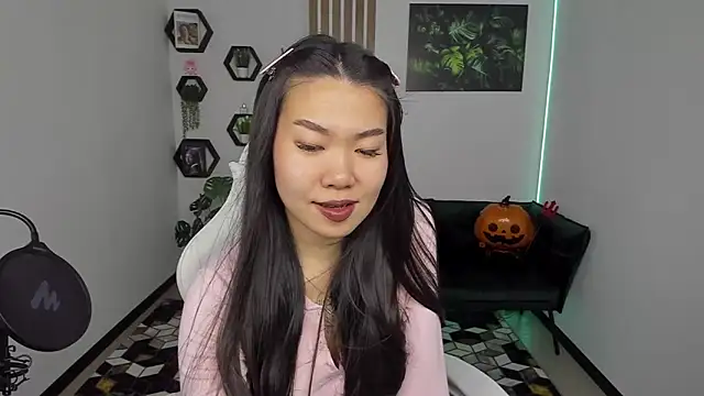 Snapshot of LunaPurrr chatting on 11-10-25, 01:15 LunaPurrr online show from 11-10-25, 01:15