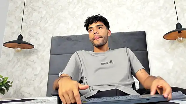 Snapshot of RaphaelDufort chatting on 10-15-25, 12:00 RaphaelDufort online show from 10-15-25, 12:00