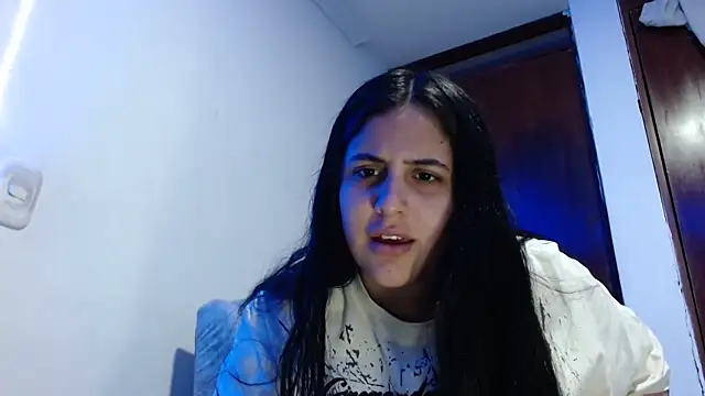 Snapshot of Electraweb_09 chatting on 10-17-25, 08:22 Electraweb 09 online show from 10-17-25, 08:22