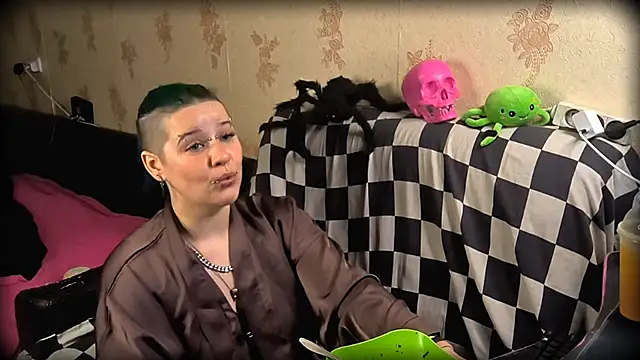 Snapshot of NeonNectar_ chatting on 11-30-25, 05:06 NeonNectar online show from 11-30-25, 05:06