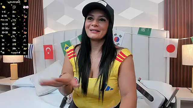 Snapshot of Mommy_Naughty chatting on 06-27-26, 10:53 Mommy Naughty online show from 06-27-26, 10:53