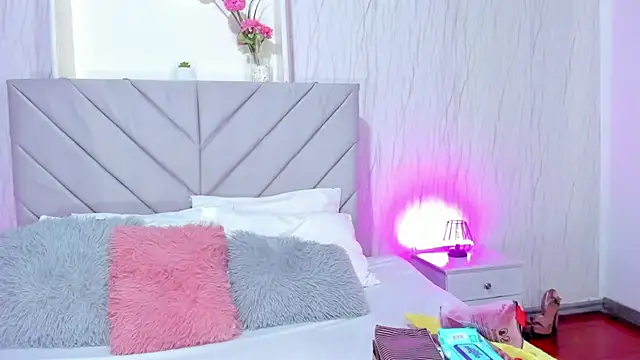 Victoria Guzman online show from 10-13-25, 01:33