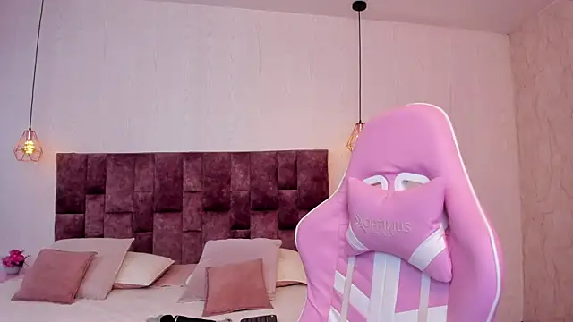 Snapshot of BellaClarck chatting on 09-17-25, 08:32 BellaClarck online show from 09-17-25, 08:32