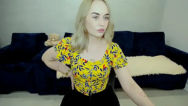 Snapshot of LiluMoon__ chatting on 05-18-26, 11:27 LiluMoon online show from 05-18-26, 11:27