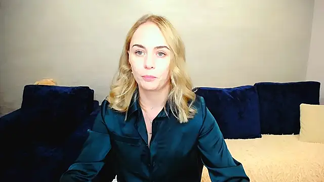 Snapshot of LiluMoon__ chatting on 06-15-26, 04:20 LiluMoon online show from 06-15-26, 04:20