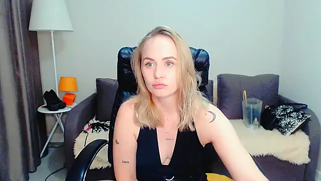 Snapshot of LiluMoon__ chatting on 07-16-26, 06:03 LiluMoon online show from 07-16-26, 06:03