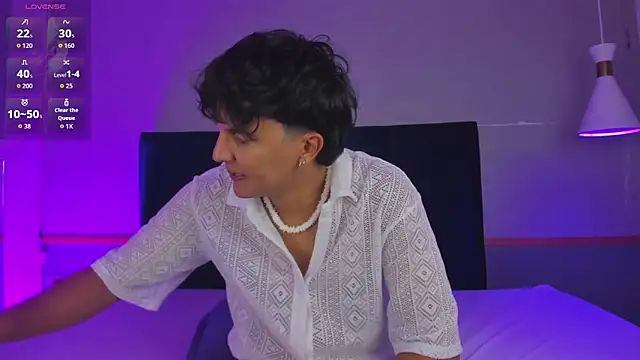 Leo Savage  online show from 09-30-25, 03:22