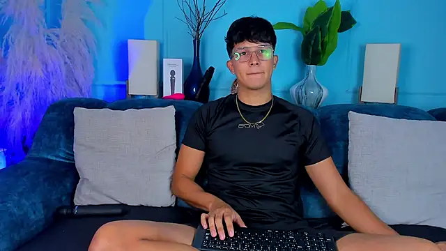 Leo Savage  online show from 01-10-26, 04:03