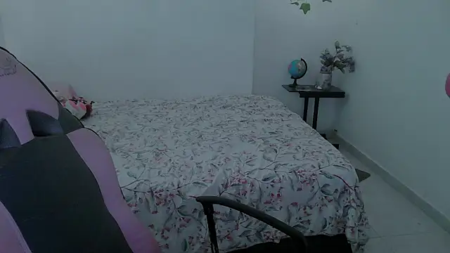 Snapshot of Juicy_elenxx chatting on 10-05-25, 06:06 Juicy elenxx online show from 10-05-25, 06:06