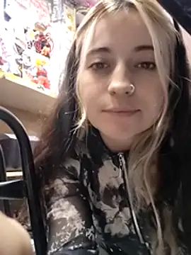 Snapshot of sheeiila chatting on 12-17-25, 01:22 sheeiila online show from 12-17-25, 01:22